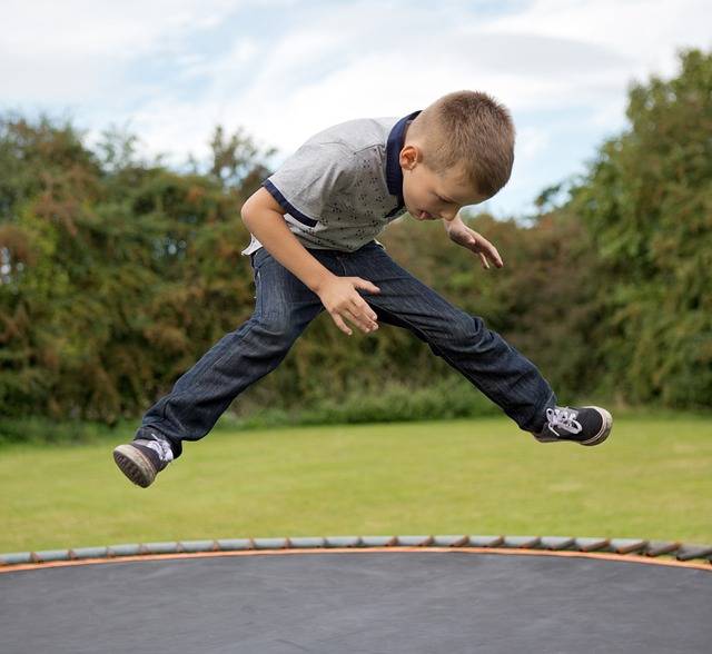 Trampoline dans le jardin