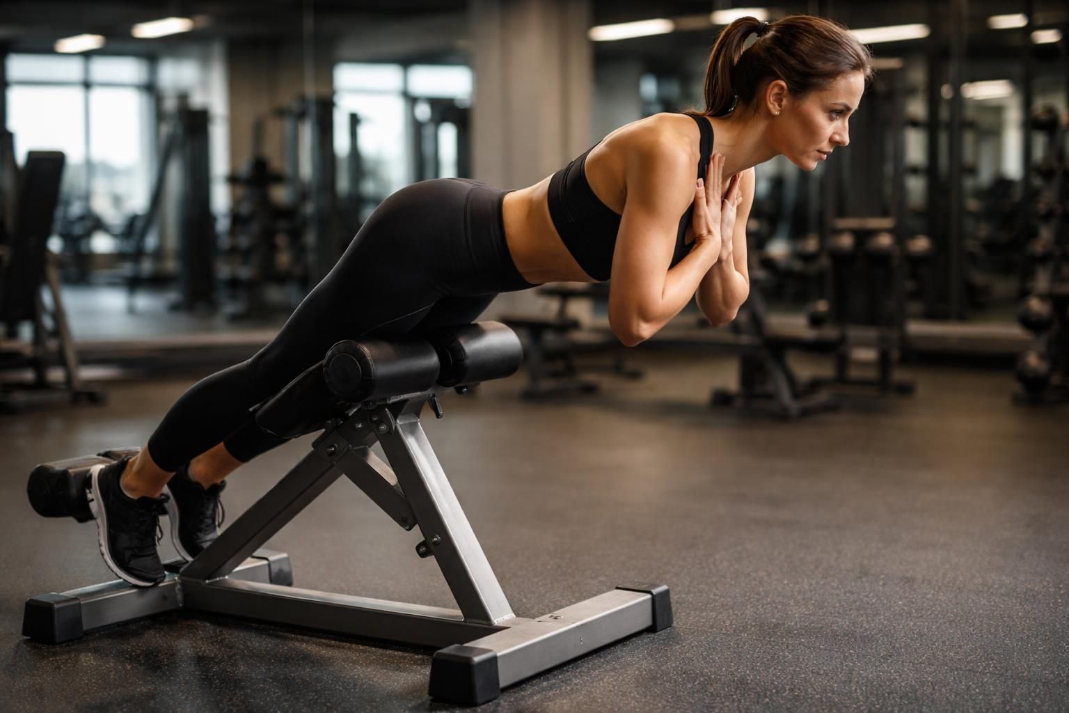 découvrez comment intégrer efficacement les extensions lombaires avec un banc dans votre routine d'entraînement pour renforcer votre dos et améliorer votre posture.