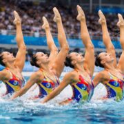 découvrez les techniques et les exigences physiques des athlètes en natation synchronisée aux jeux olympiques, un sport alliant grâce, précision et endurance.