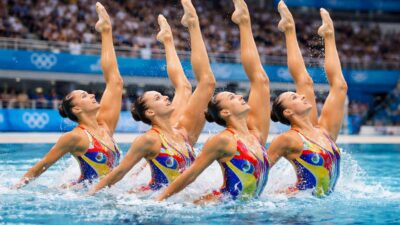 découvrez les techniques et les exigences physiques des athlètes en natation synchronisée aux jeux olympiques, un sport alliant grâce, précision et endurance.