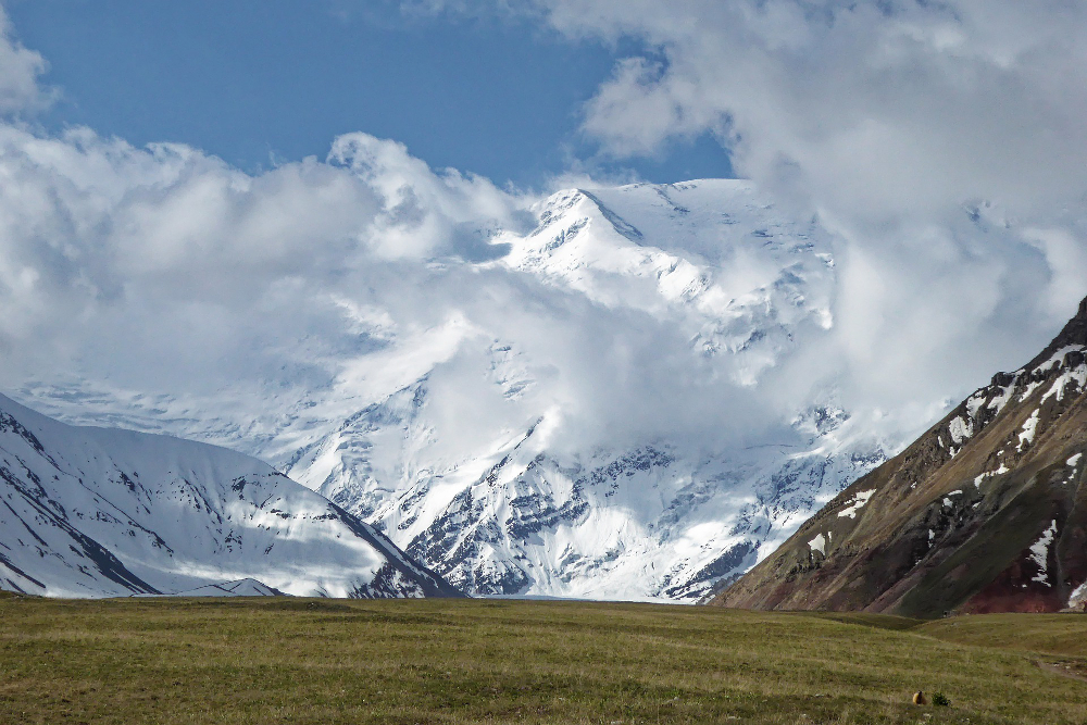 gravir montagne au Kirghizistan