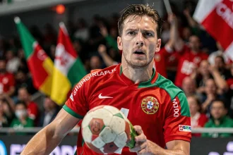 Joueur de l'équipe du Portugal en action lors d'un match de handball de l'Euro 2026, en plein tir vers le but dans une salle comble