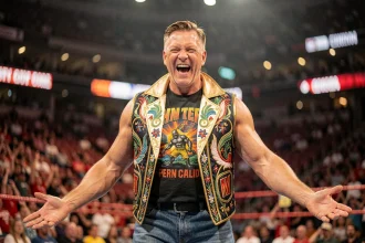 Catcheur professionnel charismatique au style excentrique dans une arène de catch, costume brodé flamboyant et expression exubérante illustrant le personnage Freakin de Seth Rollins