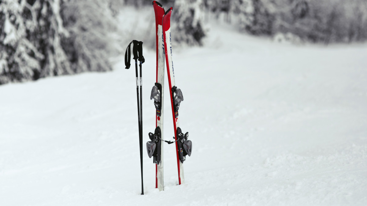 skis planté dans la neige